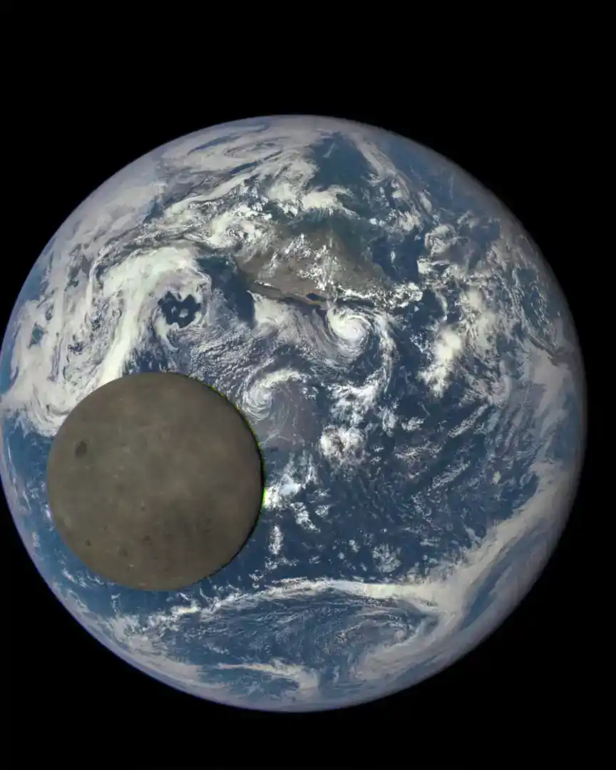 Foto: La Luna cruzando frente a la Tierra · La Tierra