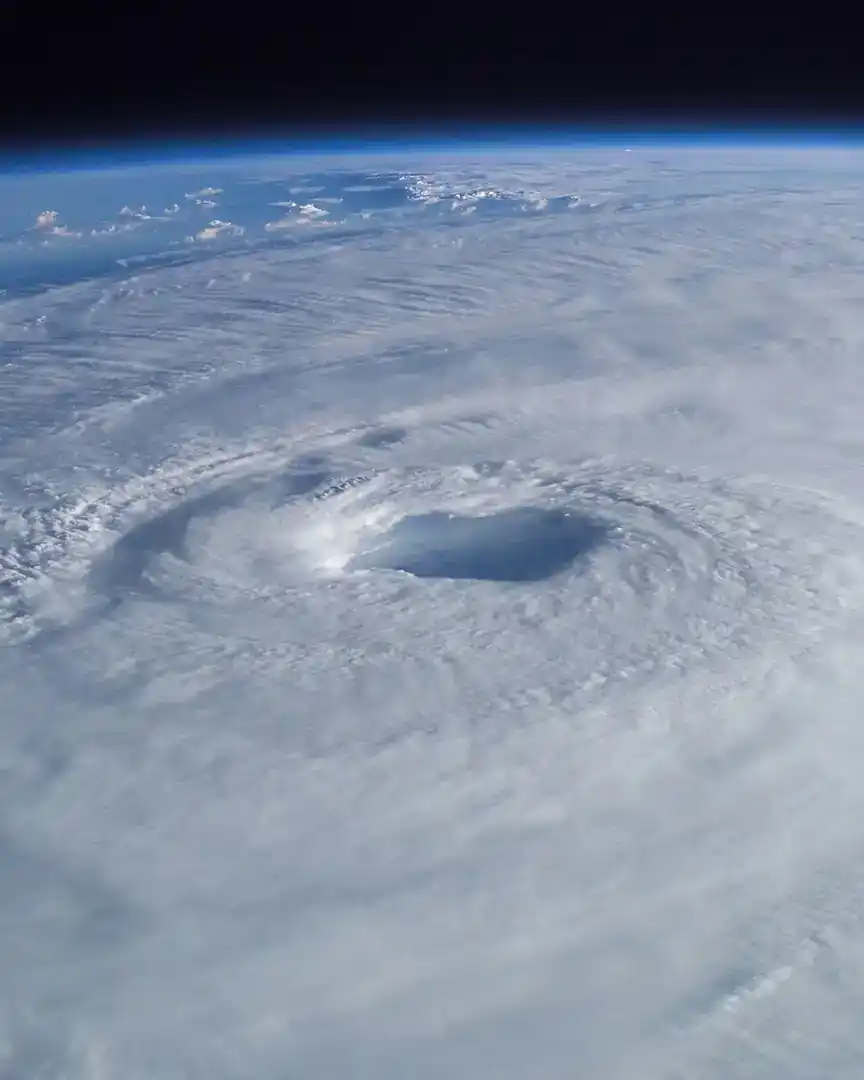 Foto: El huracán Isabel desde la Estación Espacial · La Tierra