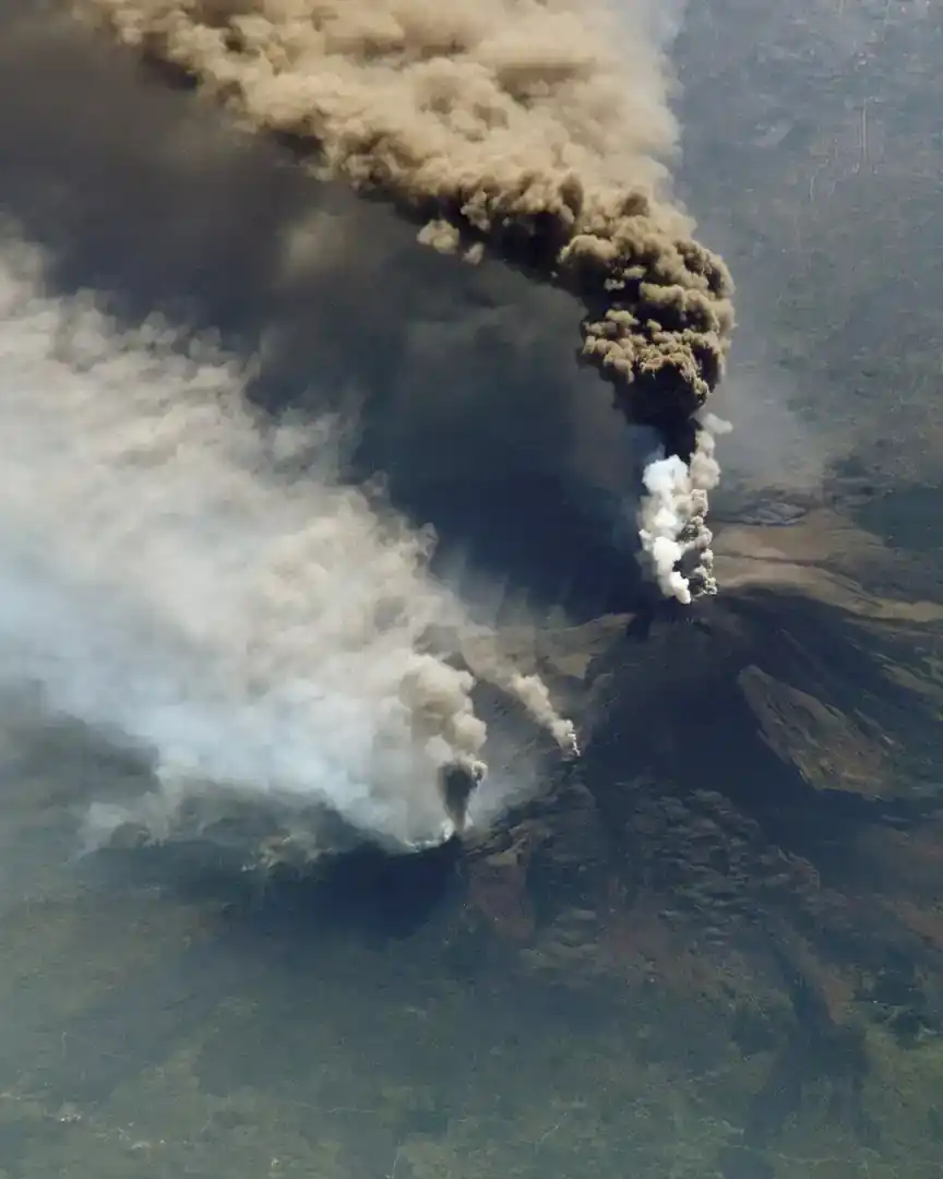 Photo: The eruption of Etna from space · Earth