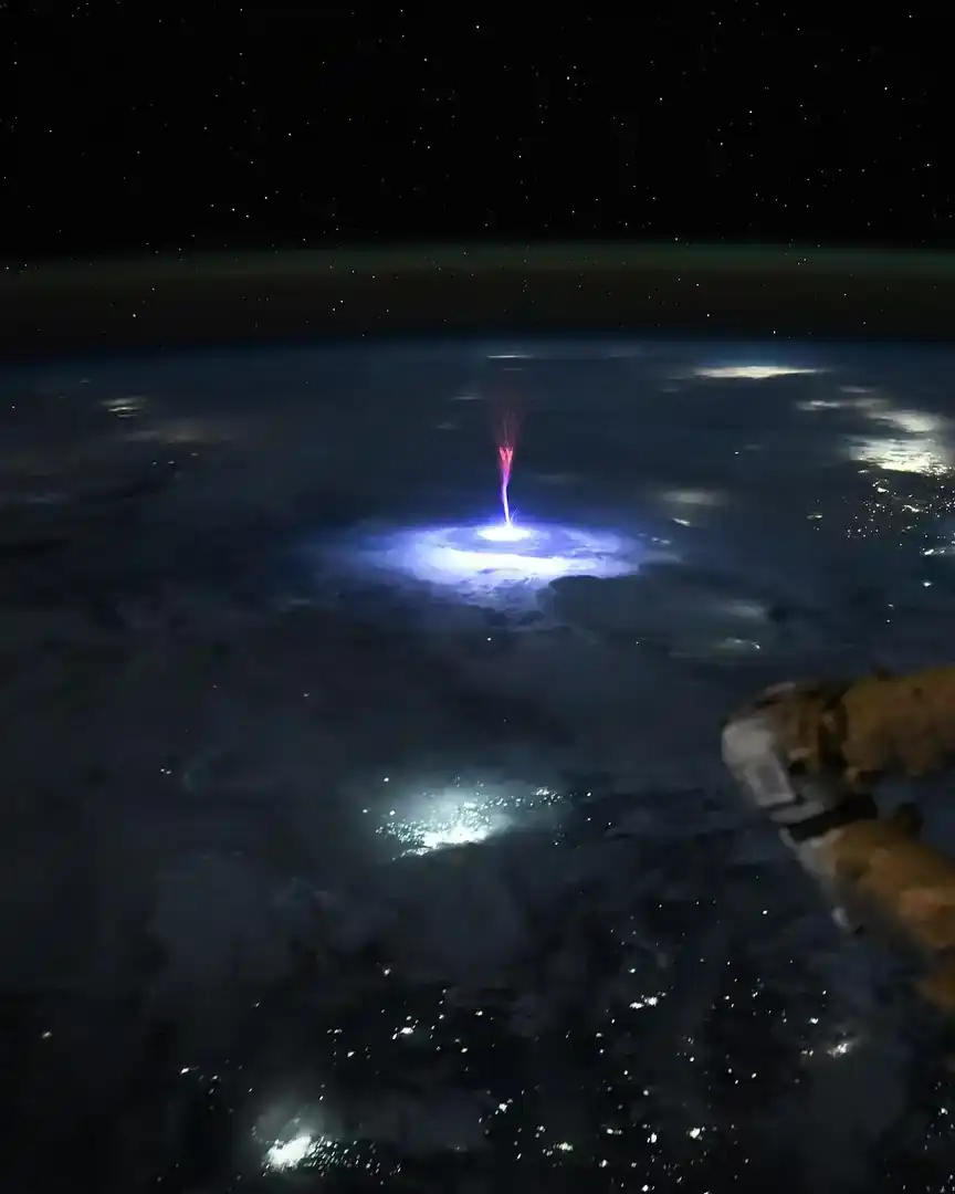 Foto: Un relámpago gigante visto desde la órbita · La Tierra