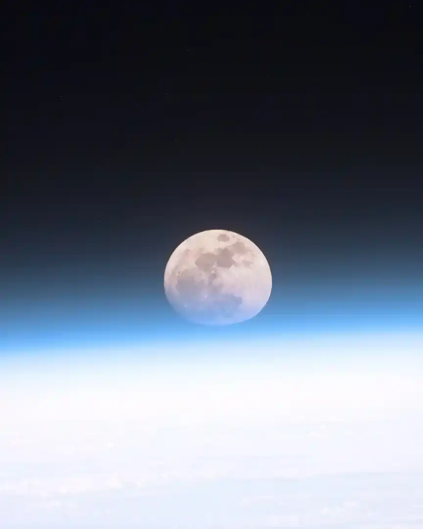 Foto: La Luna llena tras la atmósfera terrestre · La Tierra