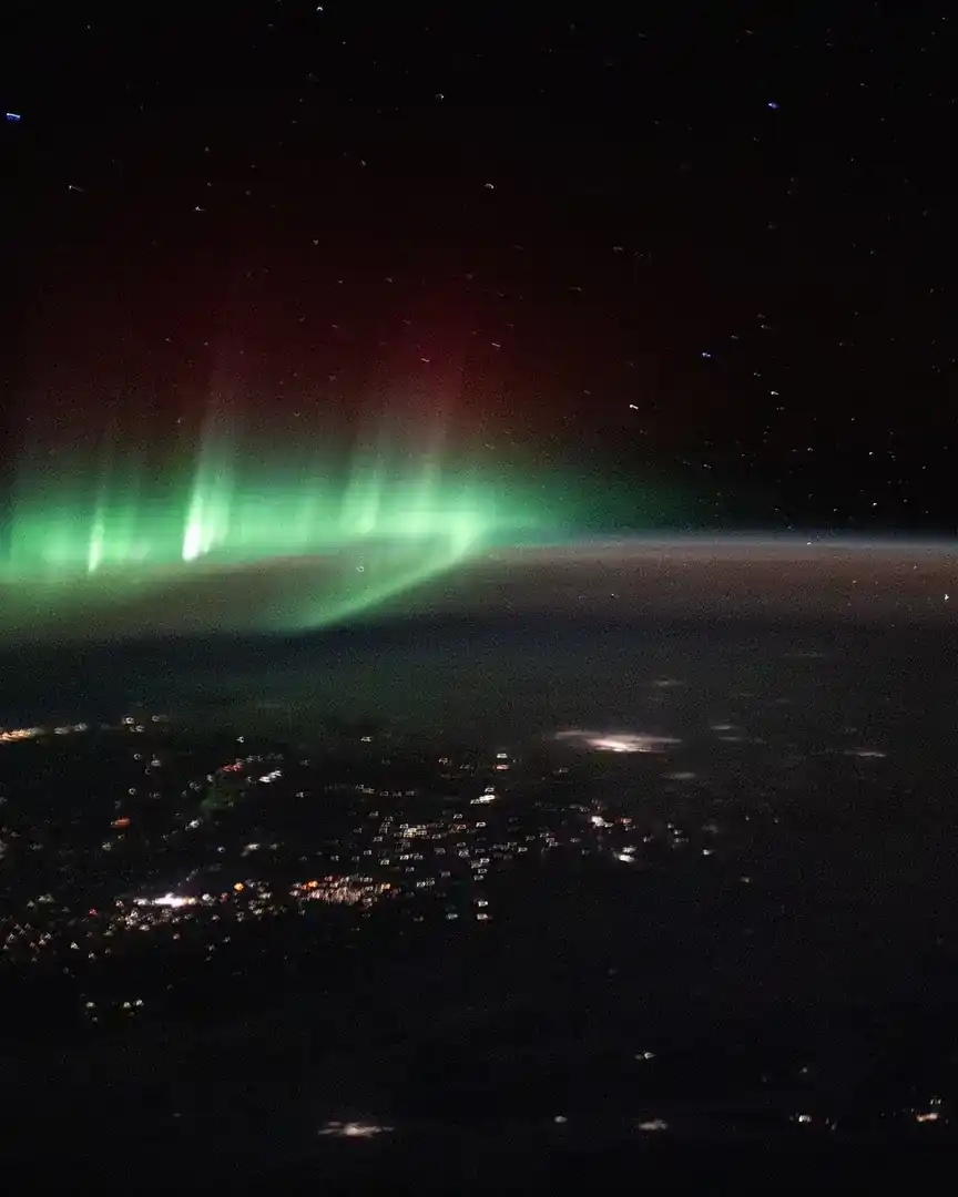 Foto: Aurora y luces de ciudad desde la órbita · La Tierra
