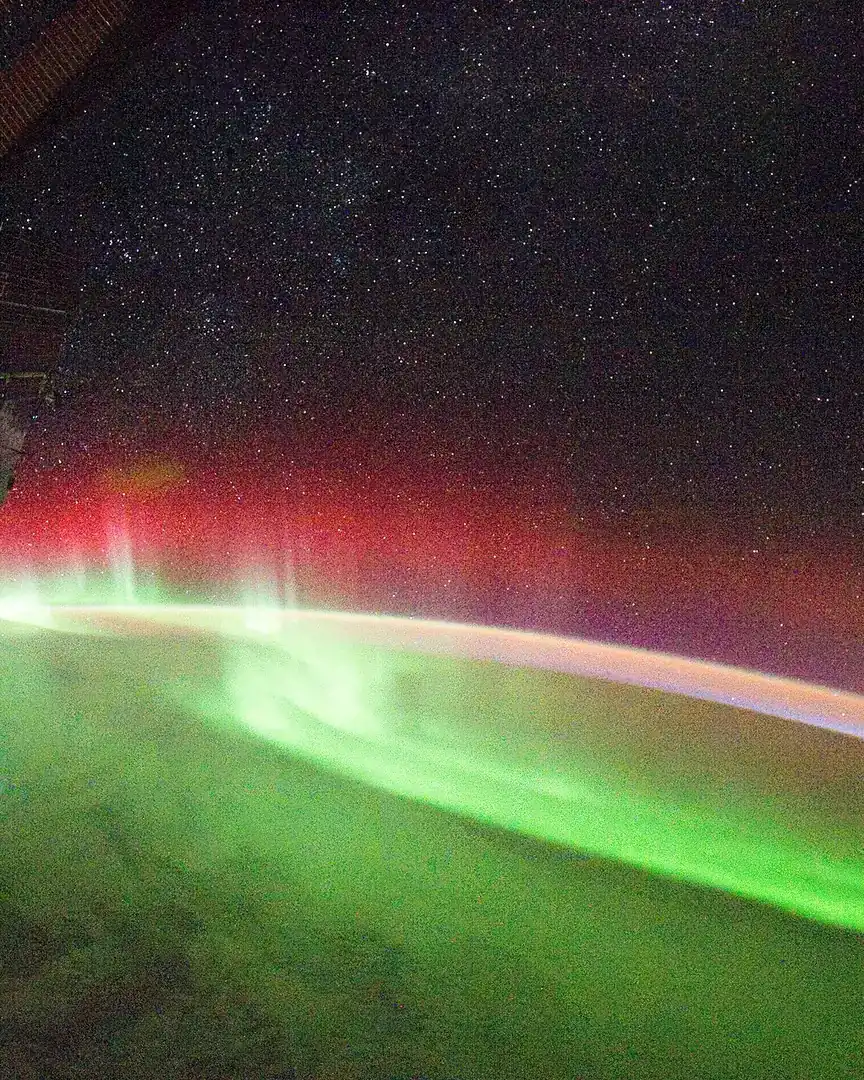 Foto: Aurora verde y roja desde el espacio · La Tierra