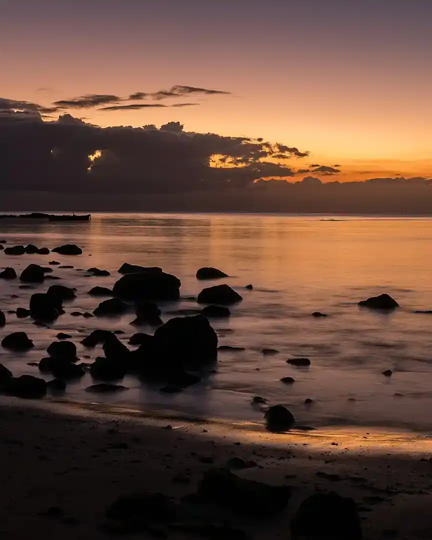 Foto: Atardecer en la costa rocosa · Mauricio