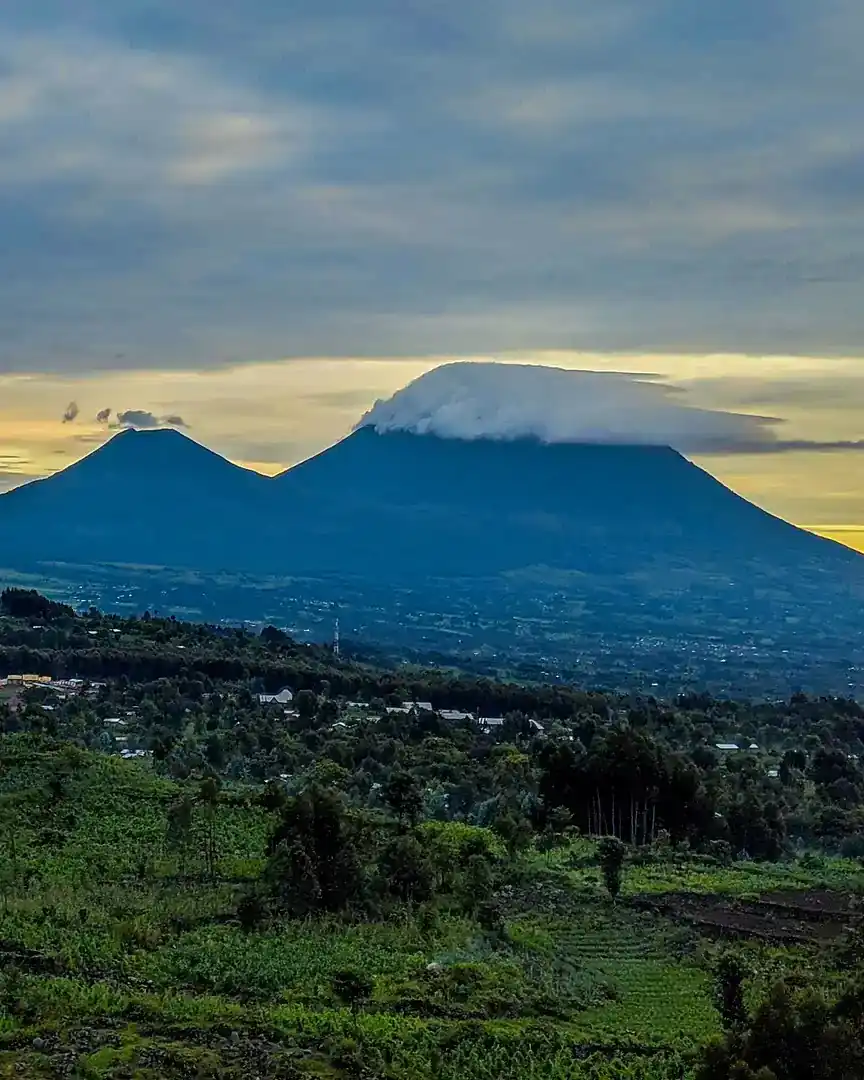Foto: Amanecer sobre los volcanes Virunga · Ruanda