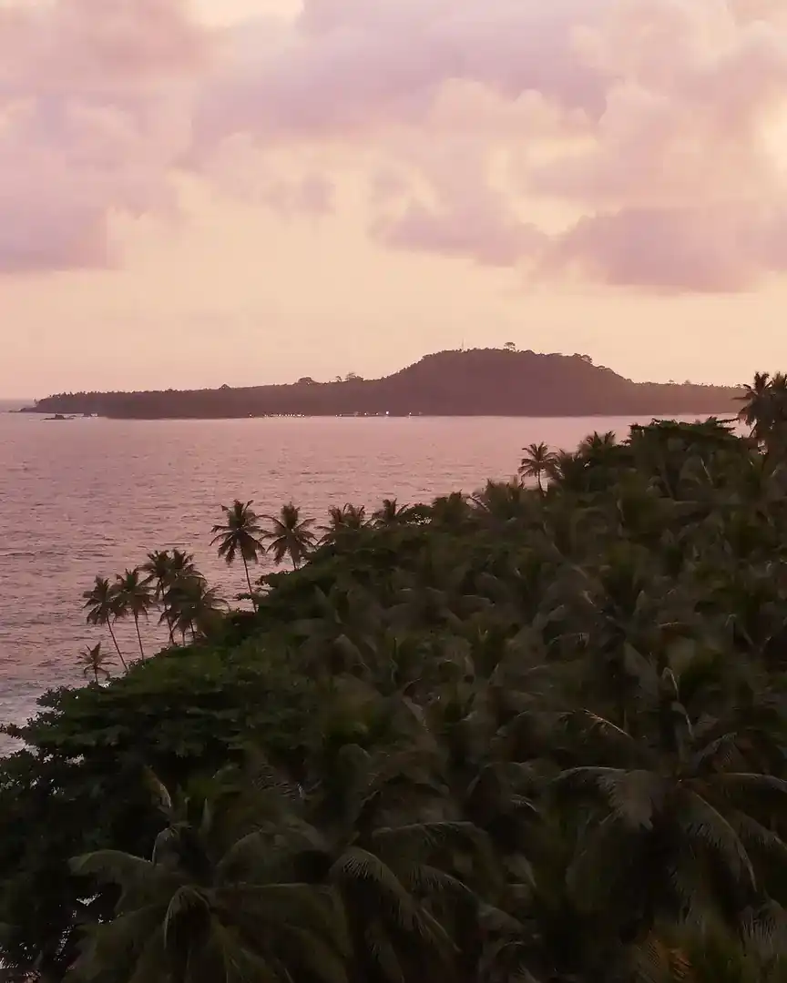 Foto: Atardecer frente al Ilhéu das Rolas · Santo Tomé y Príncipe