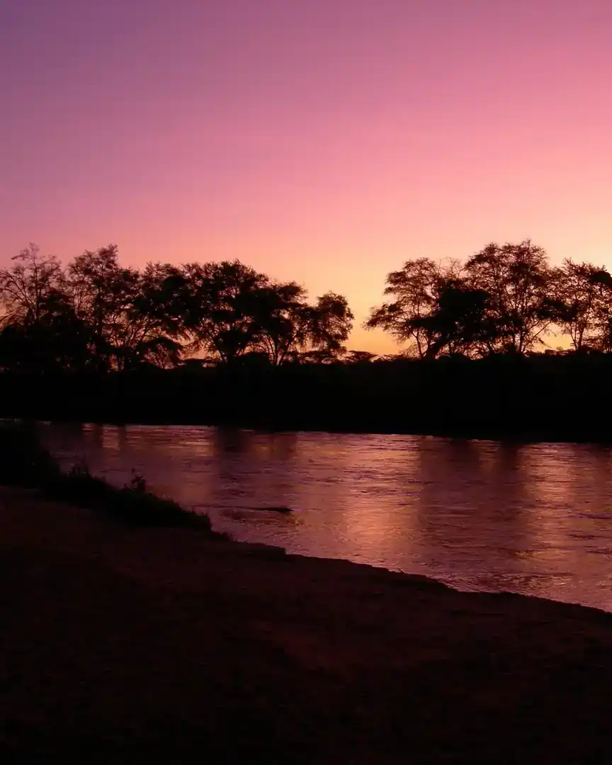 Foto: Anochecer en un río de Samburu · Kenia