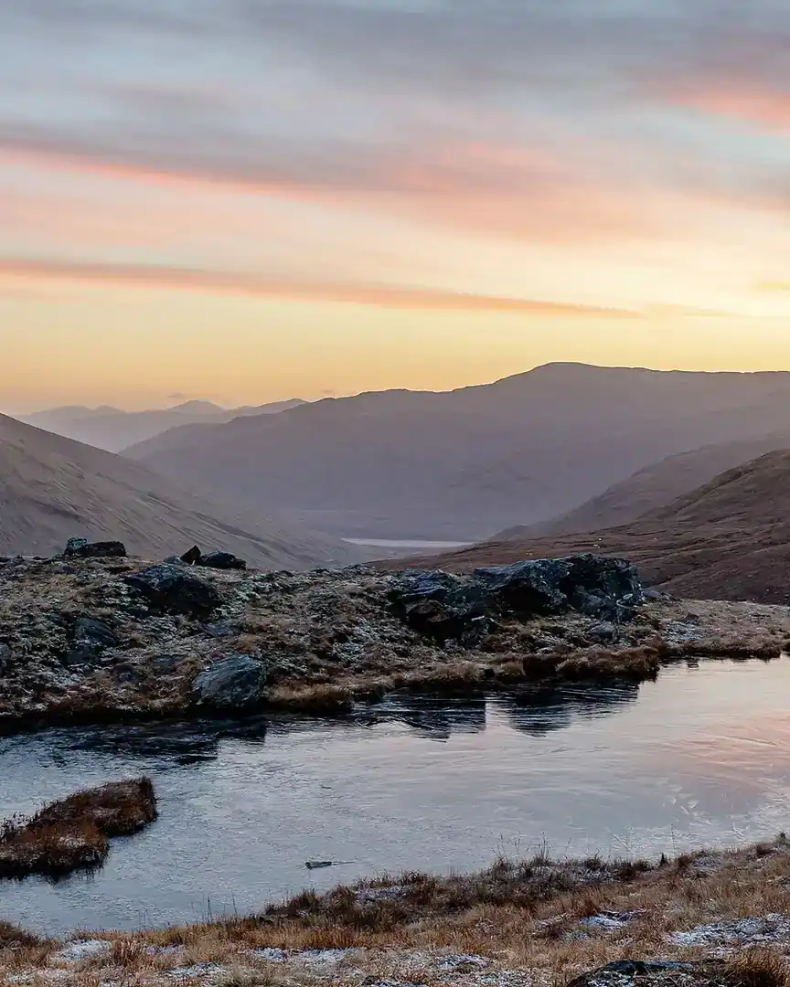 Foto: Amanecer en un lago de las Tierras Altas · Reino Unido