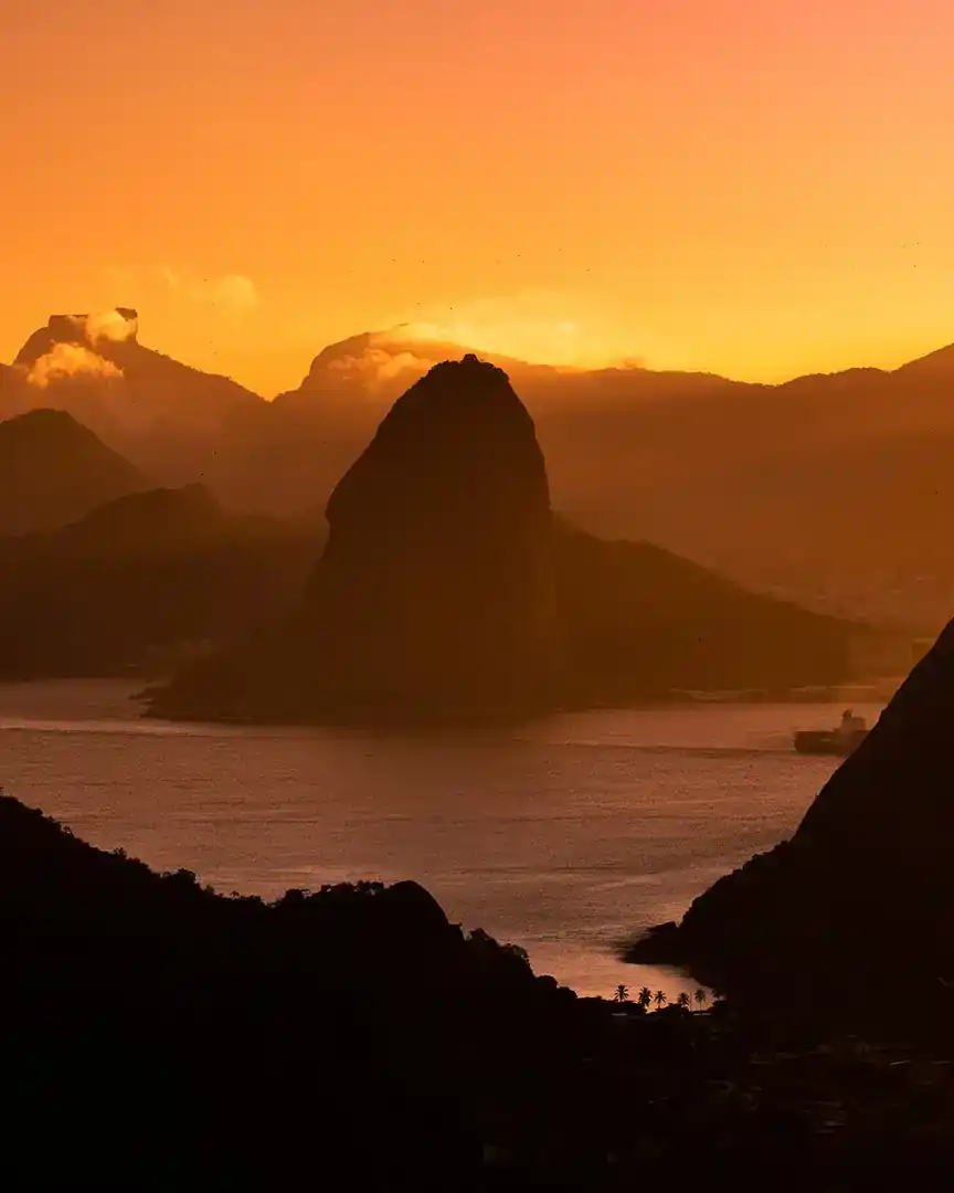Foto: Atardecer en las montañas de Río de Janeiro · Brasil