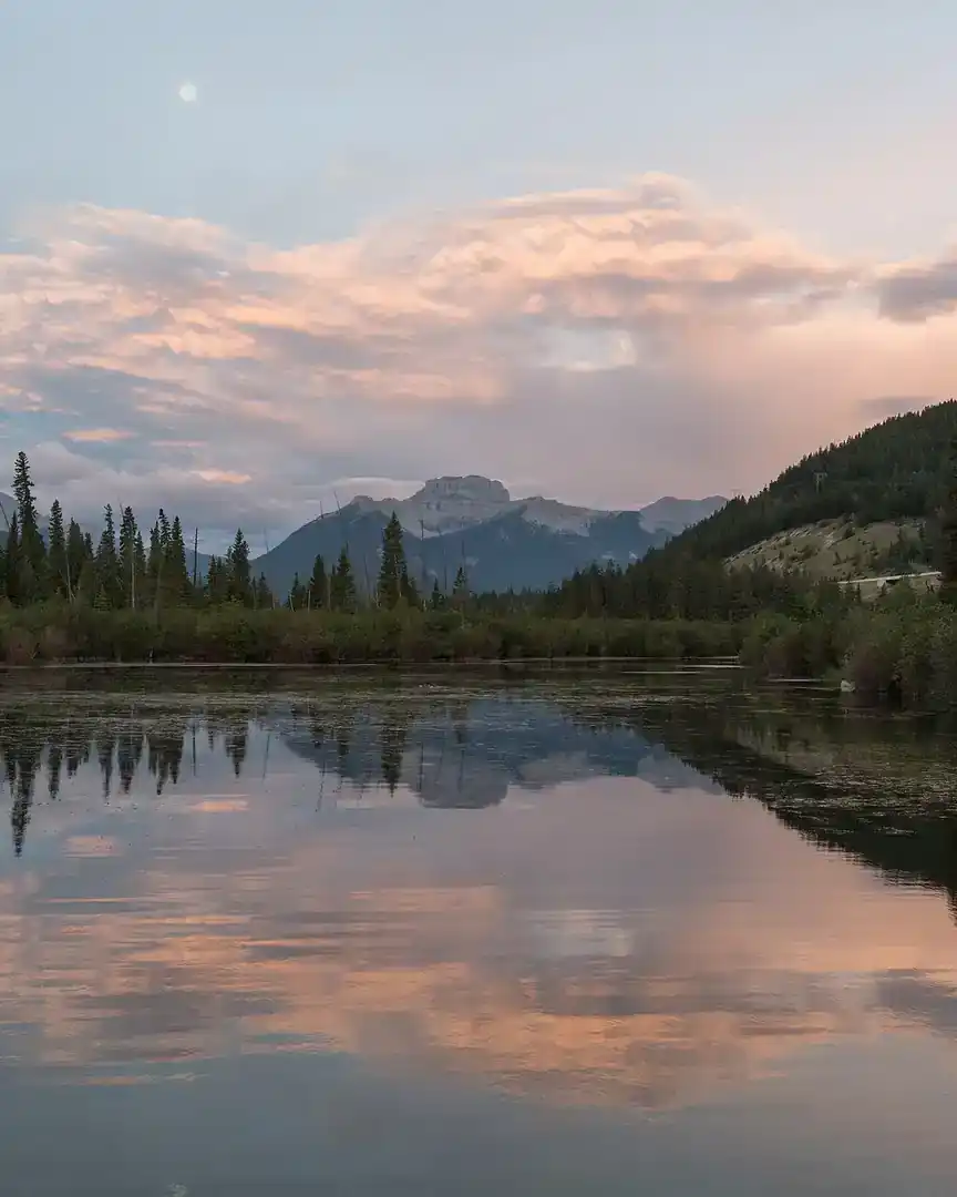 Foto: Alba en el lago Vermilion y el monte Bourgeau · Canadá