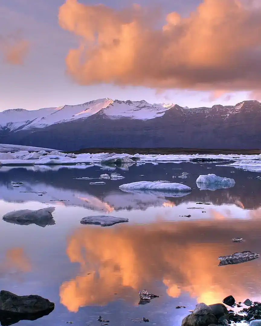 Foto: Anochecer en la laguna glaciar Jökulsárlón · Islandia