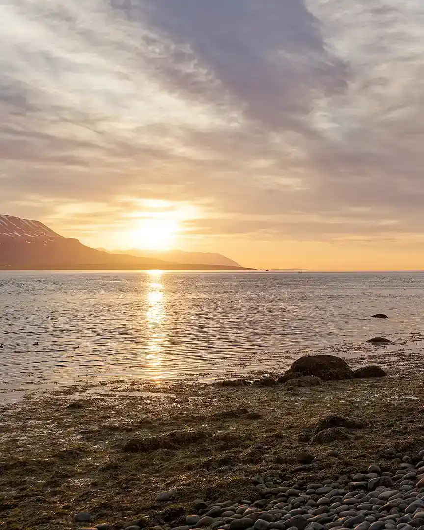 Foto: Atardecer sobre el fiordo Eyjafjörður · Islandia