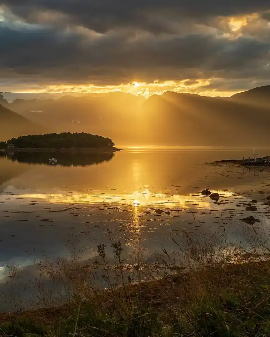 Foto: Atardecer en el fiordo de Øksfjord · Noruega