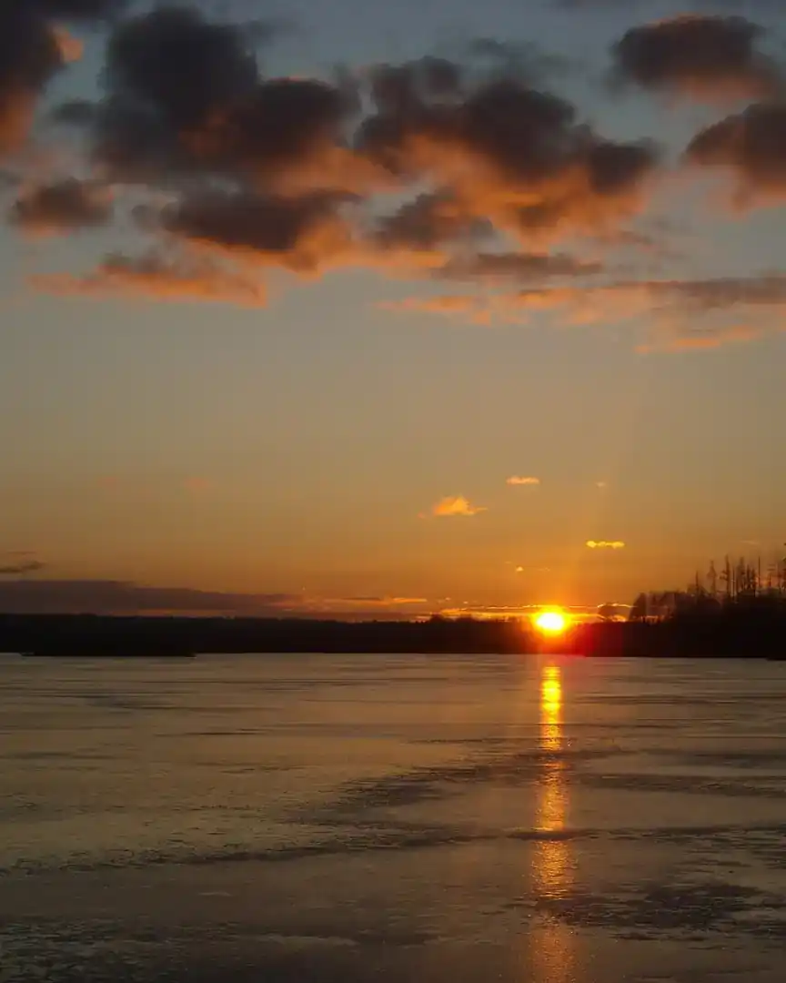 Foto: Atardecer sobre el río Lielupe · Letonia