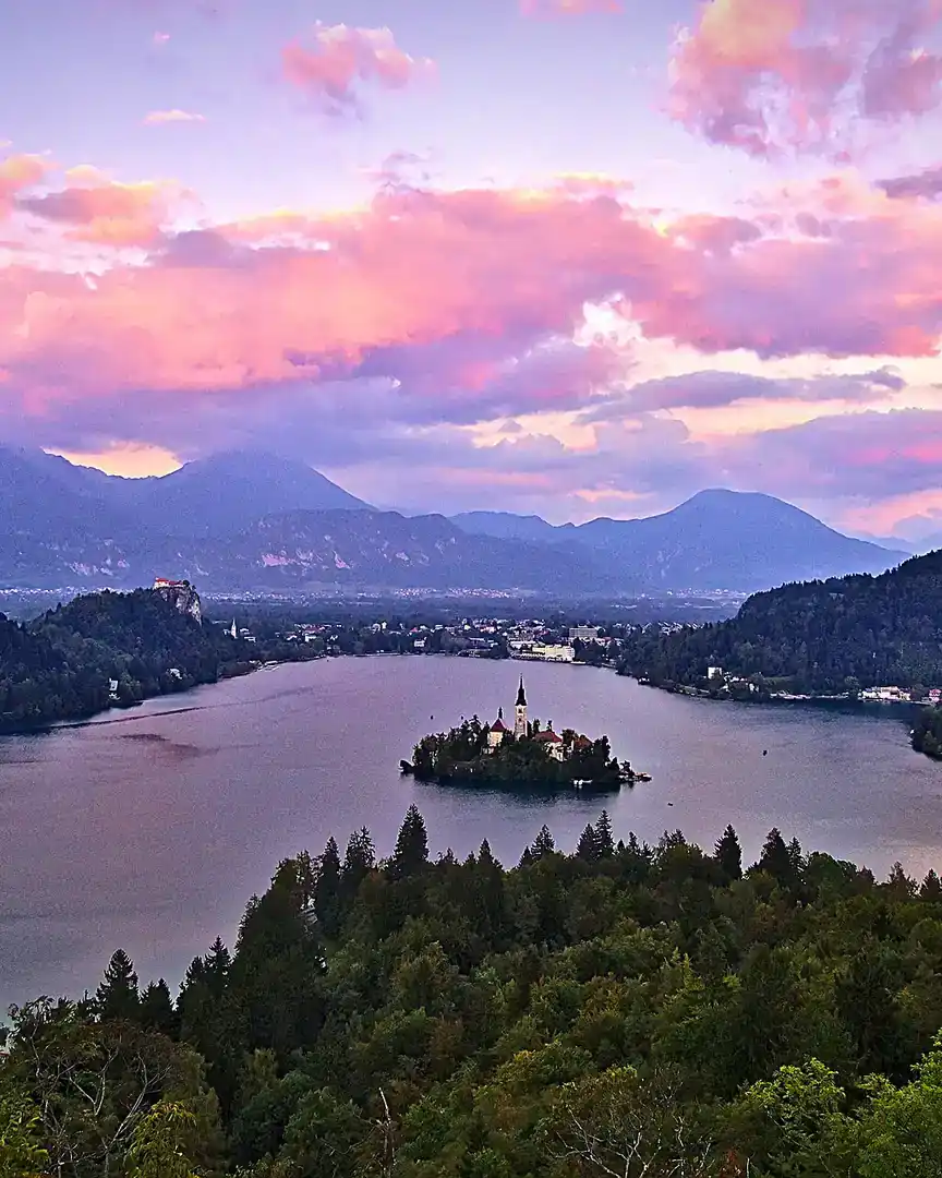 Foto: Atardecer sobre el lago de Bled · Eslovenia