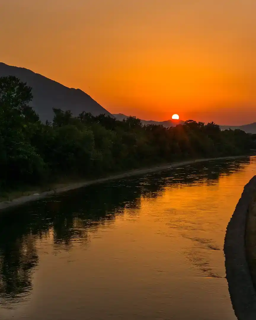 Foto: Atardecer en el río Trebišnjica · Bosnia y Herzegovina