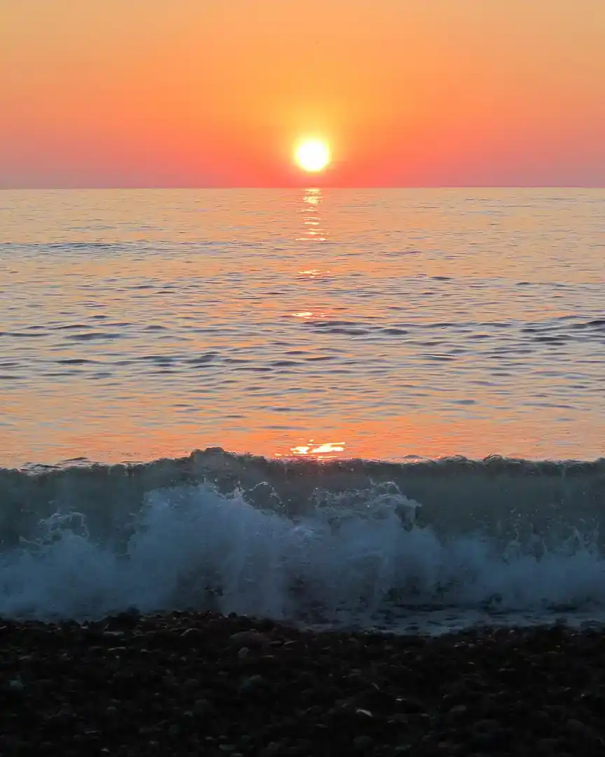 Foto: Atardecer en la playa de Kobuleti · Georgia