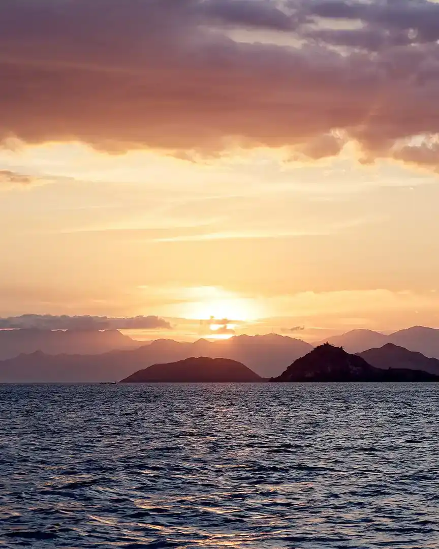 Foto: Atardecer en el parque nacional de Komodo · Indonesia