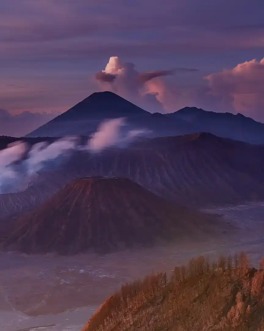 Foto: Amanecer sobre el Bromo y el monte Semeru · Indonesia