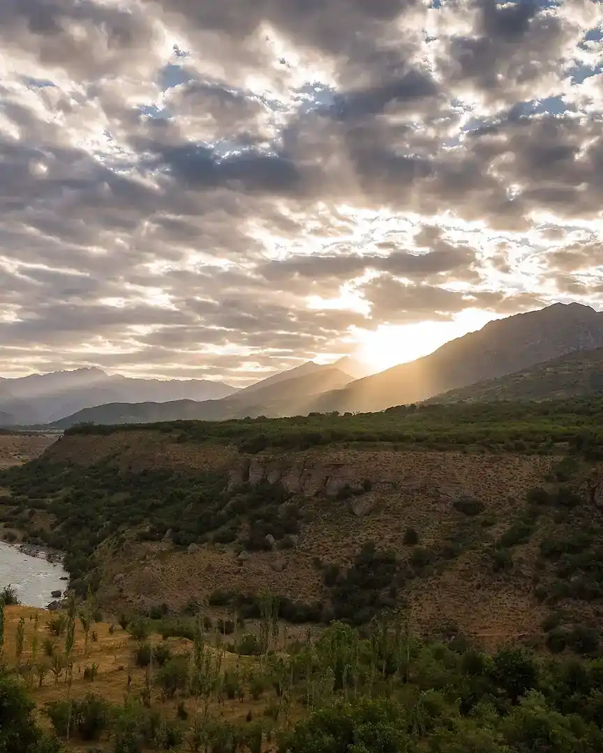 Foto: Amanecer en el valle del río Pskem · Uzbekistán