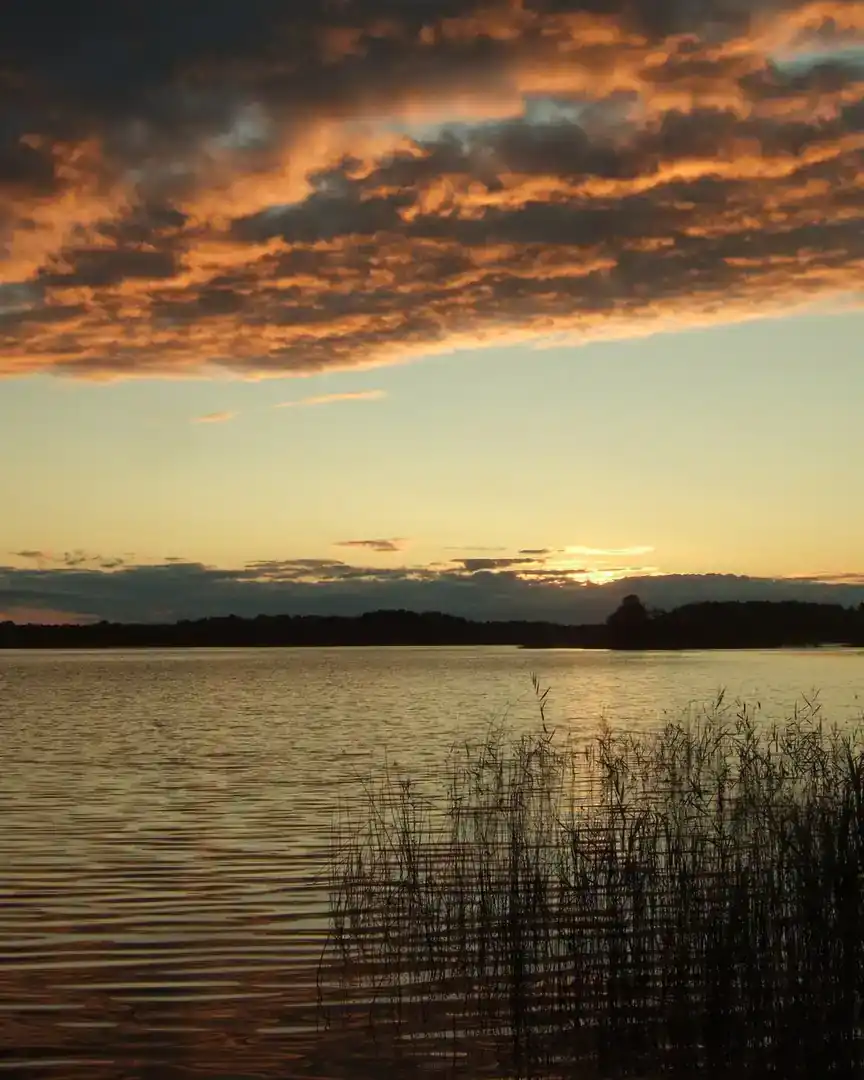 Foto: Atardecer en el lago Asveja · Lituania