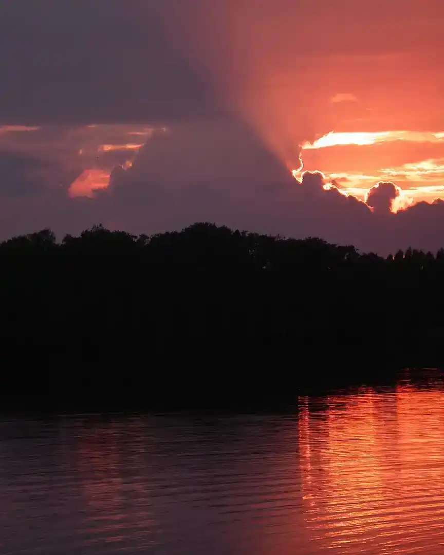 Foto: Amanecer en el lago Bridvaišis · Lituania