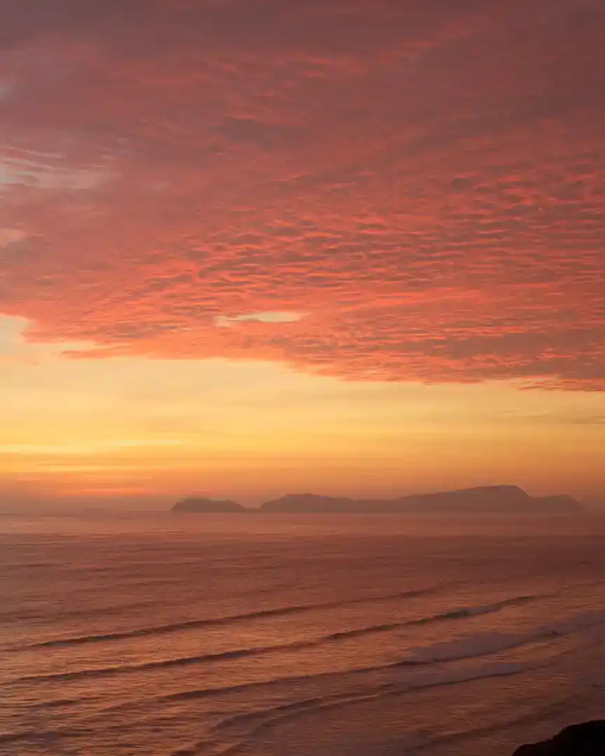 Foto: Atardecer en la costa de Lima · Perú