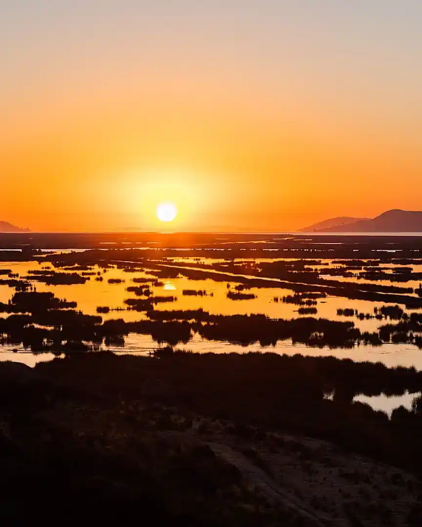 Foto: Amanecer en el lago Titicaca · Perú