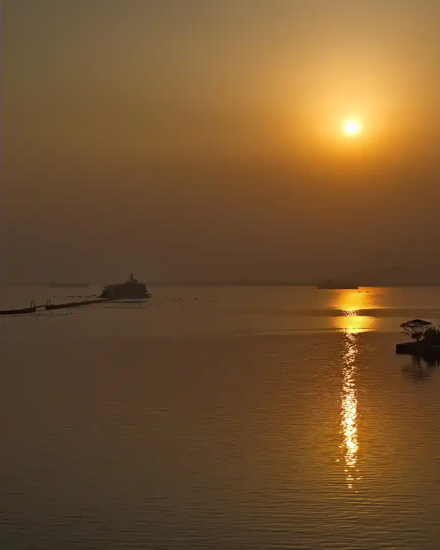 Foto: Atardecer en la bahía de Yonghung · Corea del Norte