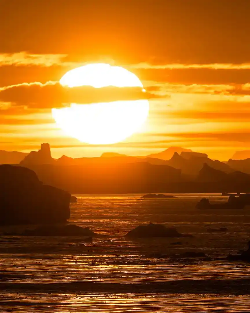 Foto: Atardecer entre icebergs en el canal Lemaire · Antártida