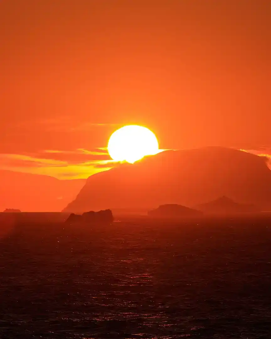 Foto: Atardecer en la península Antártica · Antártida