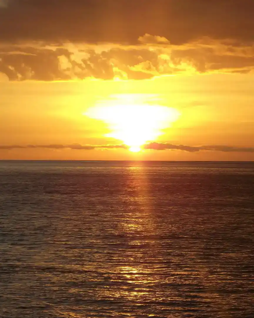 Foto: Atardecer en la costa de Oecusse · Timor Oriental