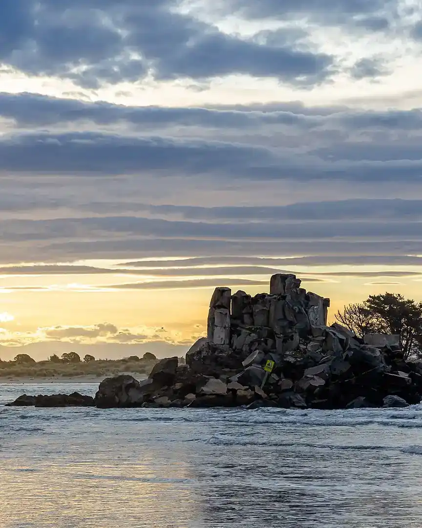 Foto: Atardecer en Rapanui Rock, Sumner · Nueva Zelanda