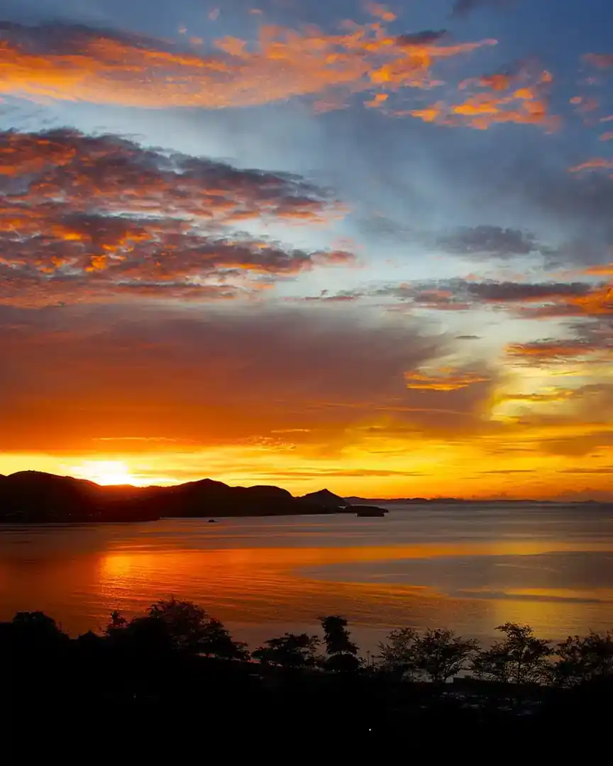 Foto: Amanecer en la costa · Papúa Nueva Guinea