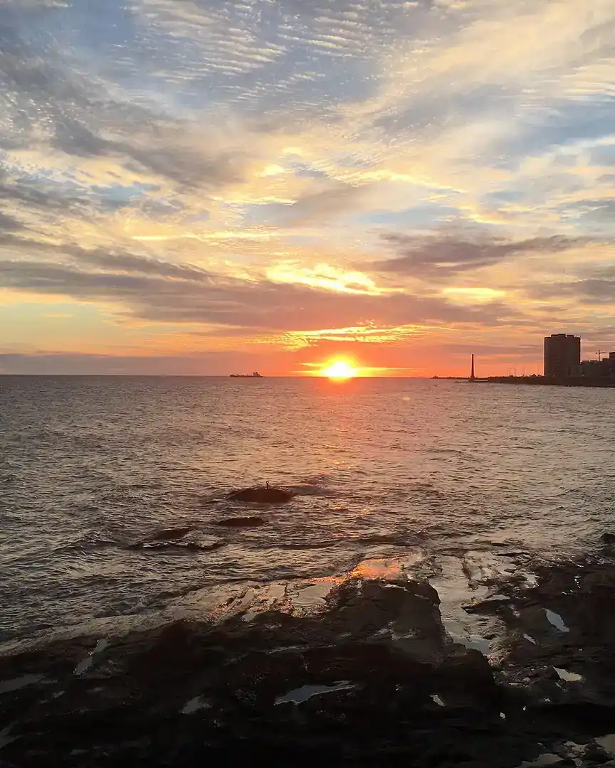 Foto: Atardecer en la rambla de Montevideo · Uruguay