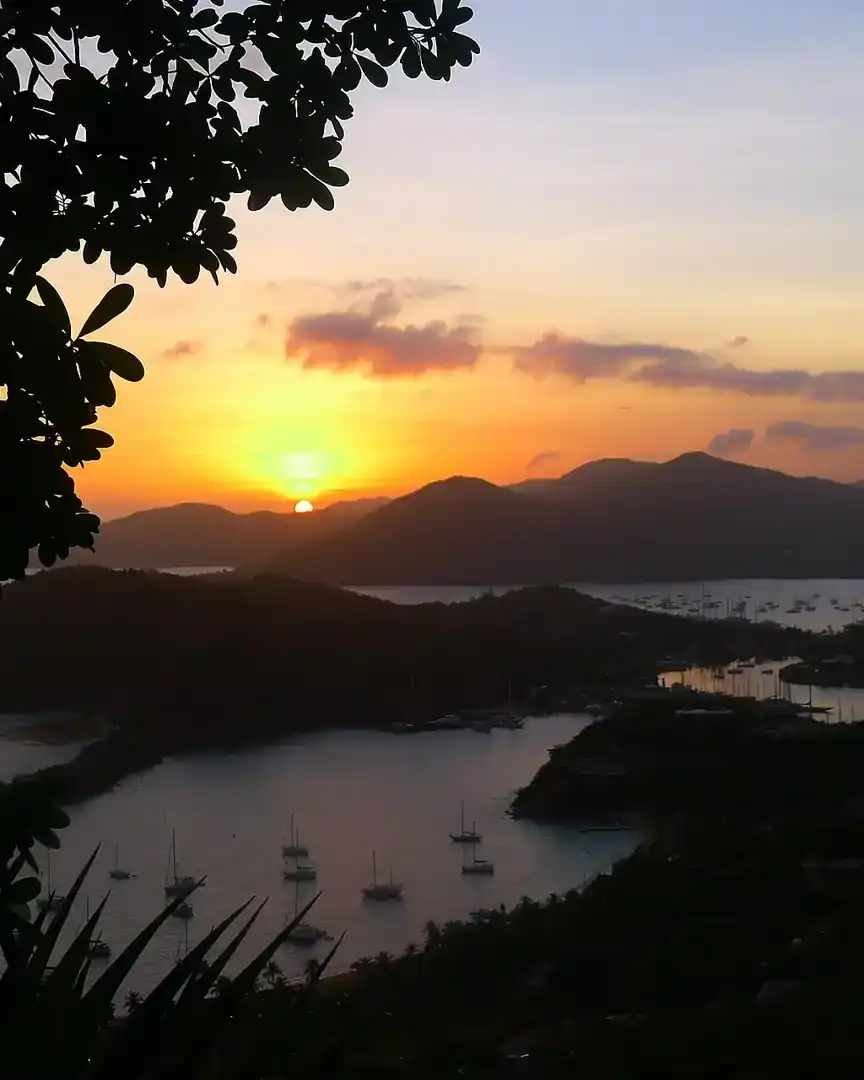 Foto: Atardecer sobre English Harbour · Antigua y Barbuda