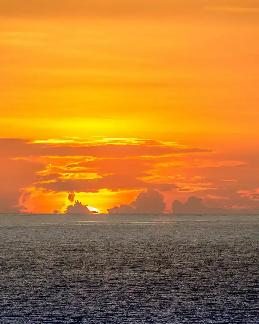 Foto: Amanecer sobre el mar · Honduras