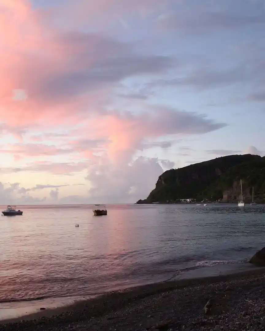 Foto: Atardecer en la bahía de Batalie · Dominica