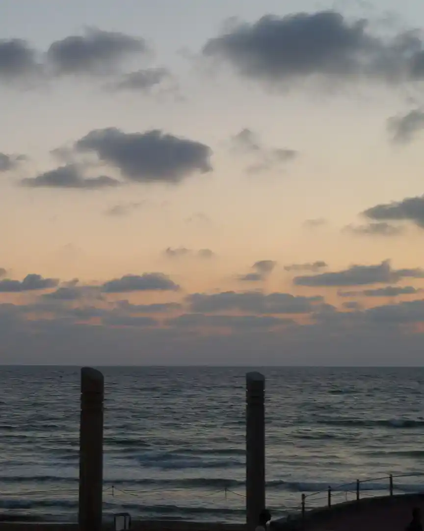 Foto: Anochecer en la playa Dado de Haifa · Israel