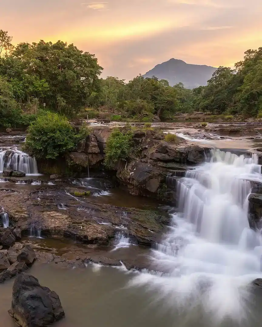 Foto: Atardecer en las cascadas de Tad Hang · Laos