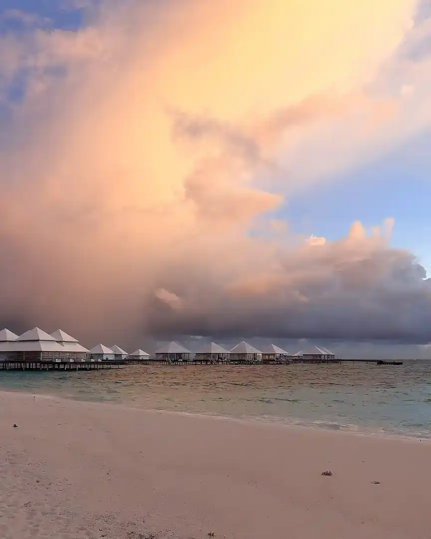 Foto: Atardecer en la playa de Thudufushi · Maldivas