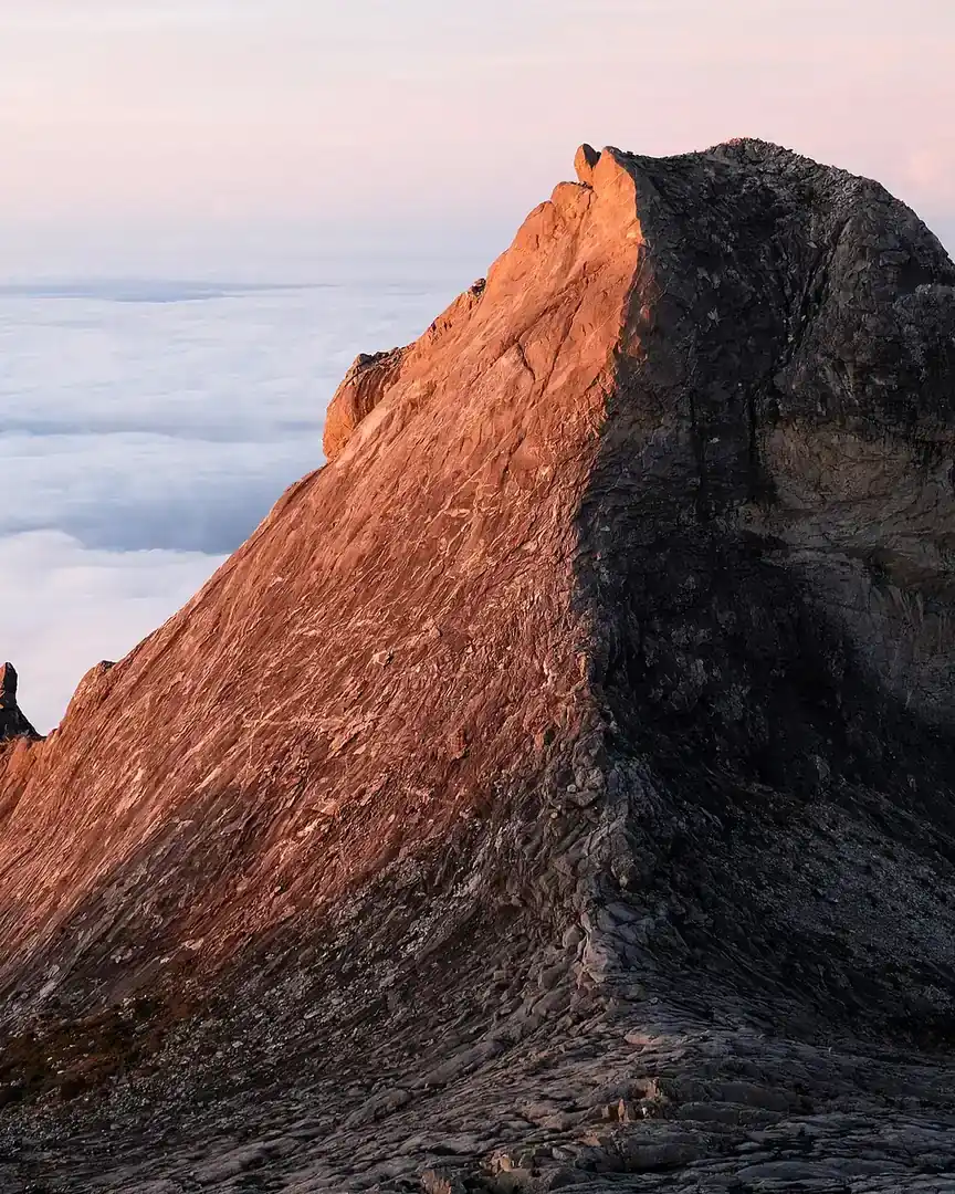 Foto: Amanecer en el pico St. John, monte Kinabalu · Malasia