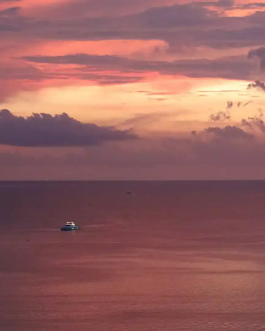 Foto: Atardecer sobre el mar en Kota Kinabalu · Malasia