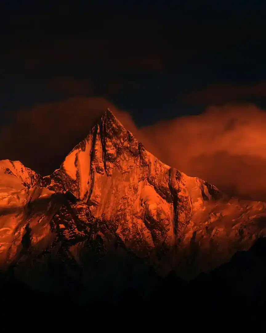 Foto: Alba sobre el pico Lupghar Sar · Pakistán