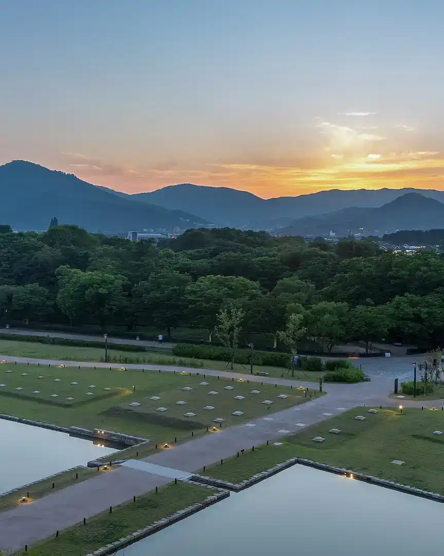 Foto: Atardecer sobre el área histórica de Wolseong, en Gyeongju · Corea del Sur