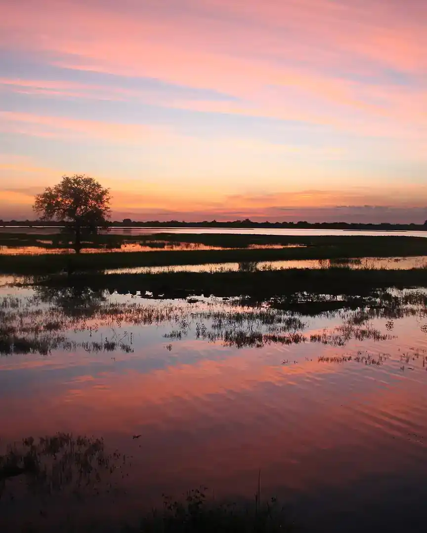 Foto: Anochecer en el embalse de la Tapoa · Burkina Faso