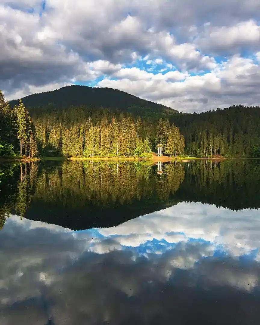 Foto: Lago Sinevir · Ucrania