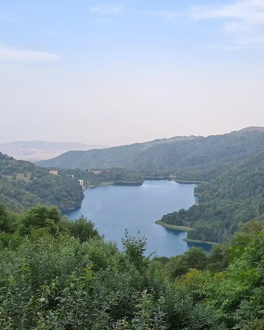 Foto: Lago Göygöl · Azerbaiyán