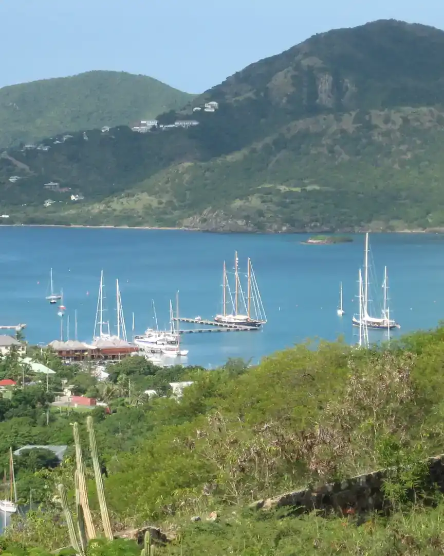 Foto: English Harbour y los montes Shekerley · Antigua y Barbuda