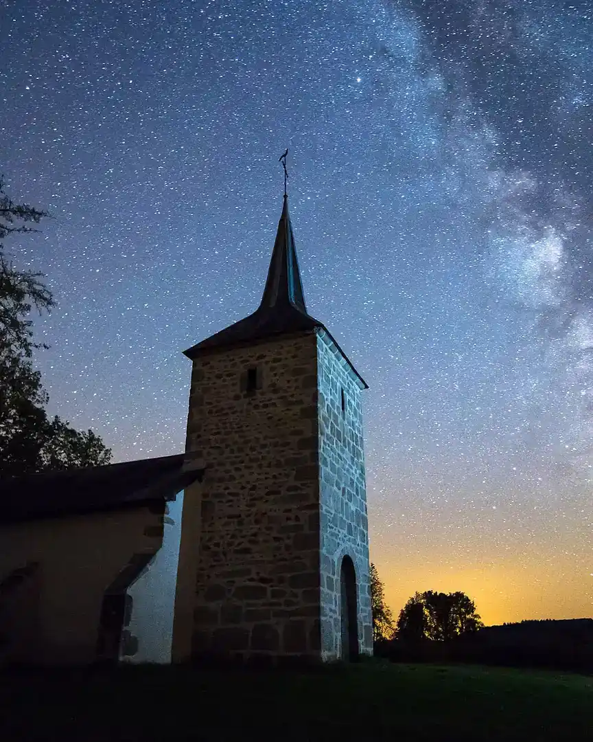 Foto: La Vía Láctea sobre la capilla de Savault · El universo